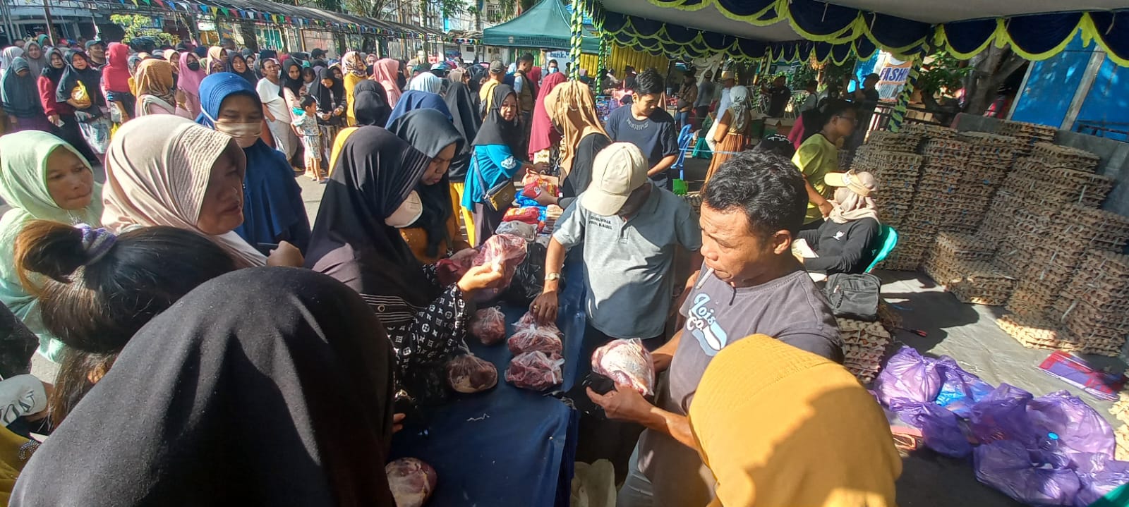 Hari Terakhir Operasi Pasar Stand Disbunnak Diserbu Peminat Daging dan Telur